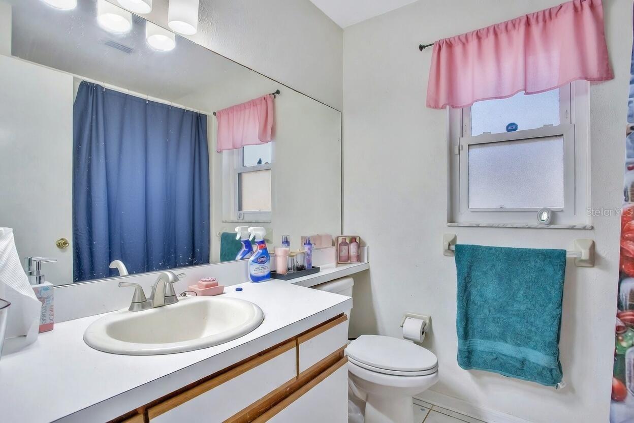 Listing photo id 13 for 4133 Barret Avenue