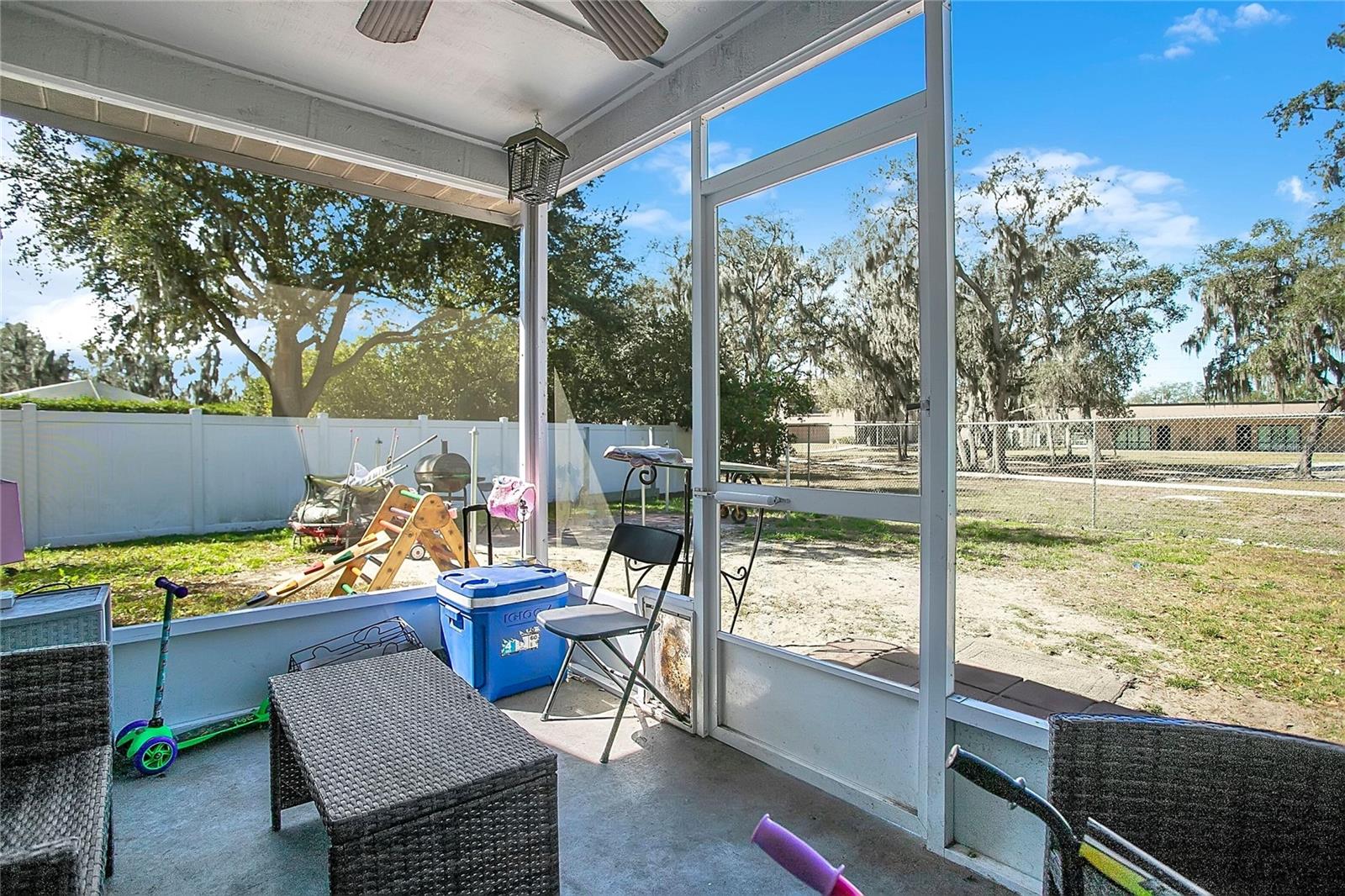 Listing photo id 15 for 4133 Barret Avenue