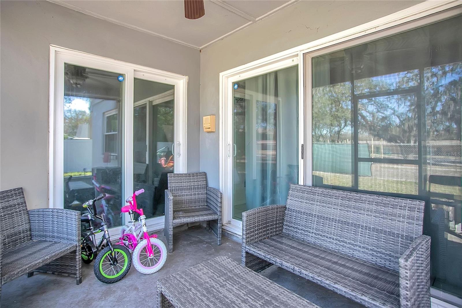 Listing photo id 16 for 4133 Barret Avenue