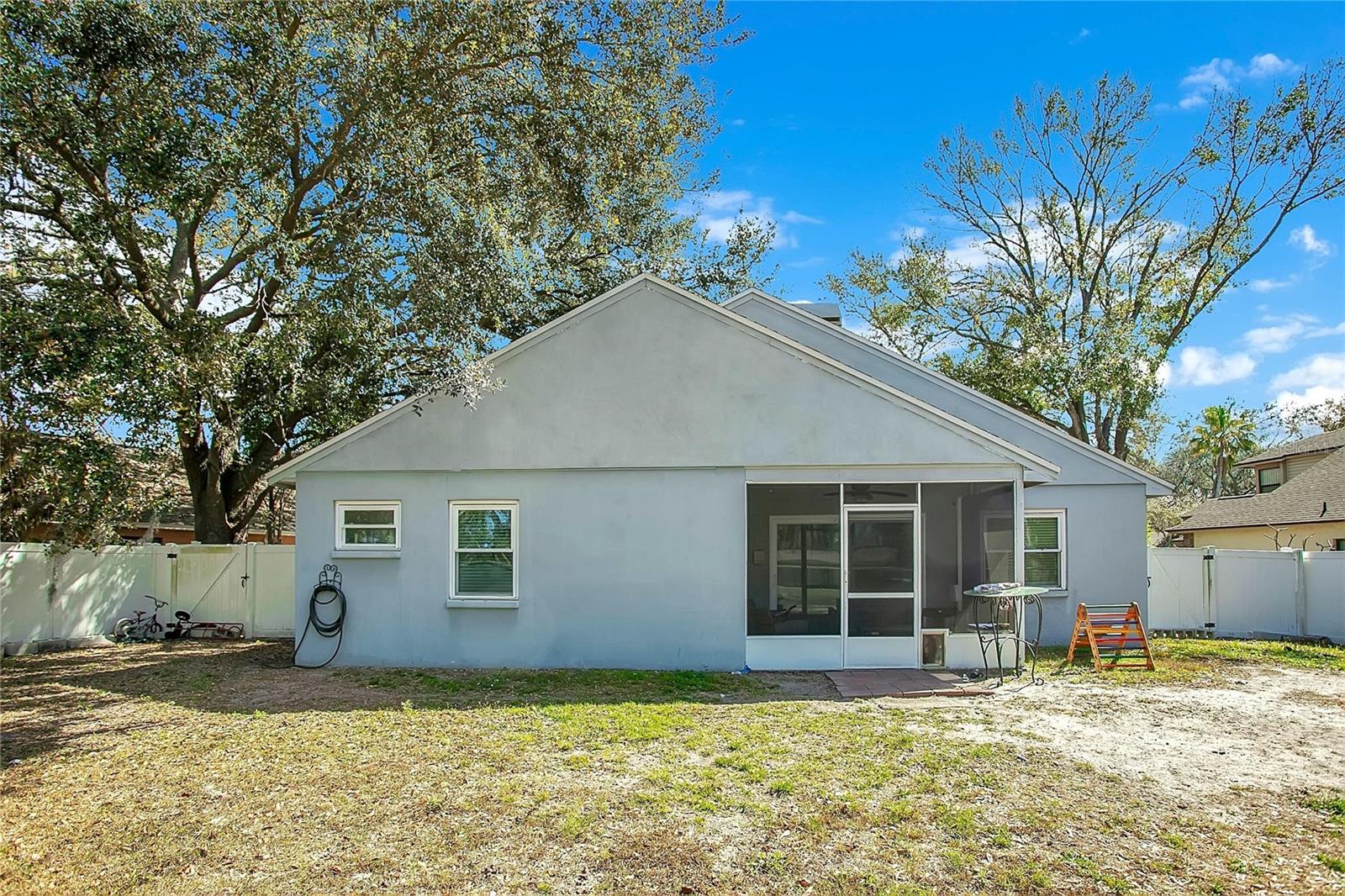 Listing photo id 17 for 4133 Barret Avenue