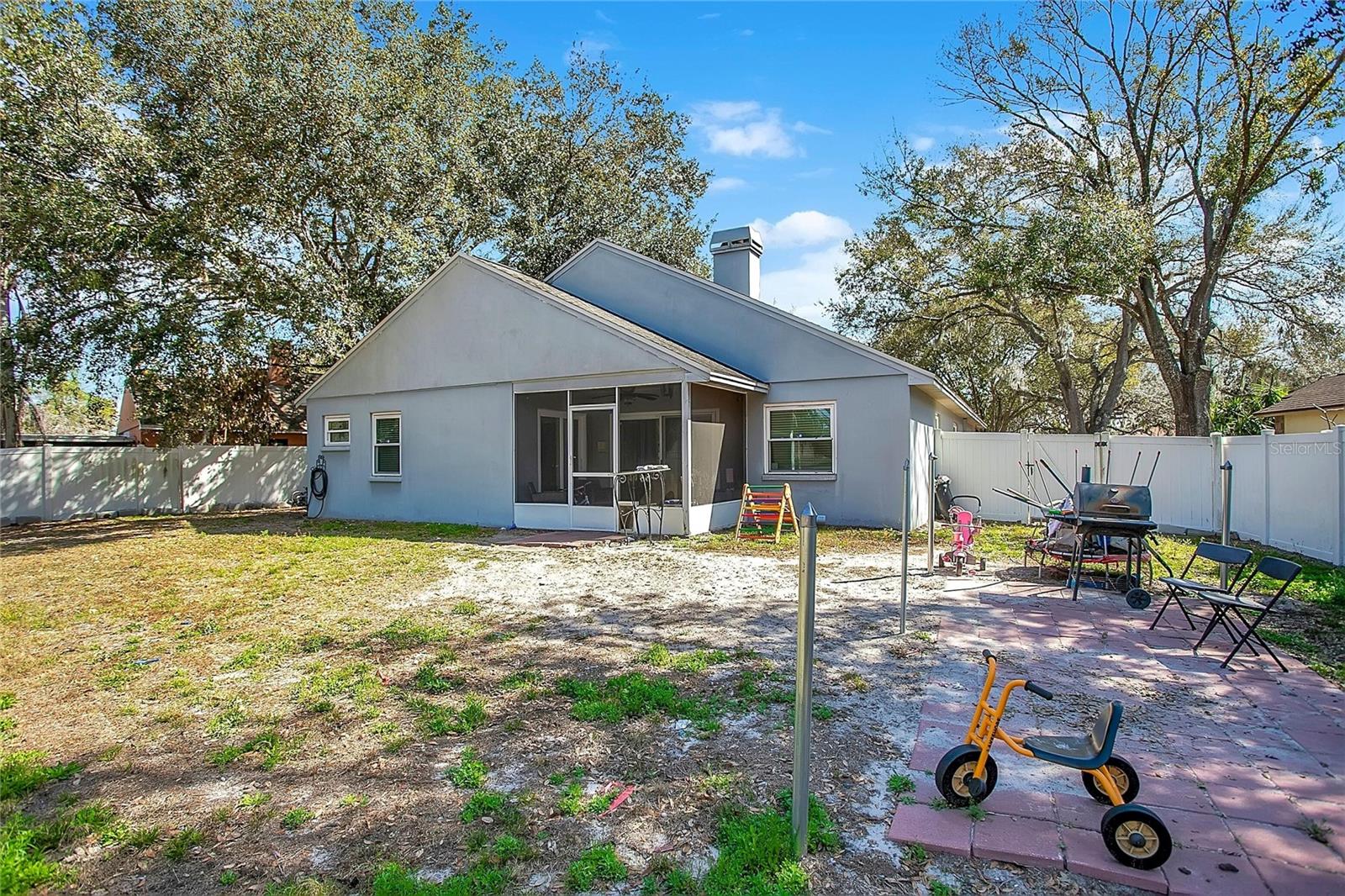 Listing photo id 18 for 4133 Barret Avenue