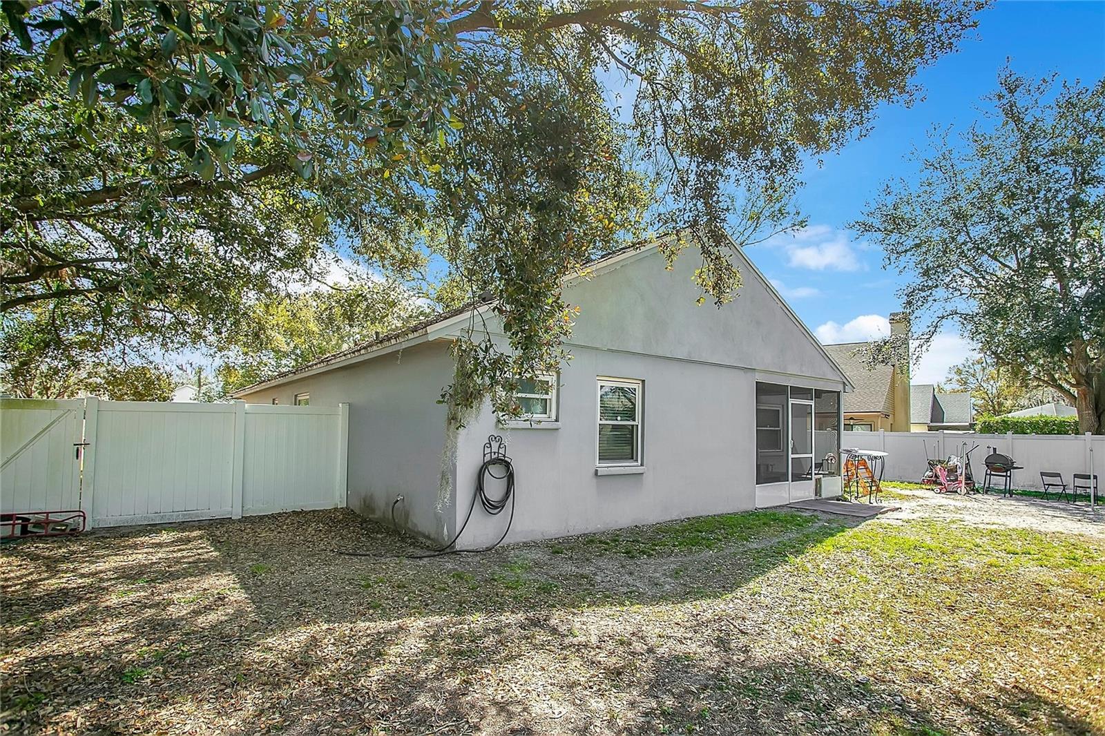 Listing photo id 19 for 4133 Barret Avenue