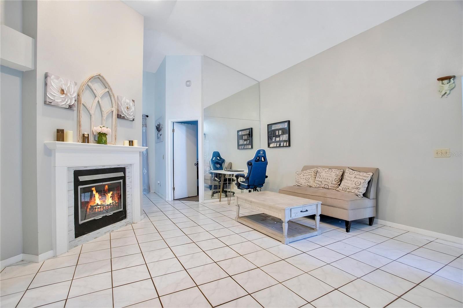 Listing photo id 2 for 4133 Barret Avenue