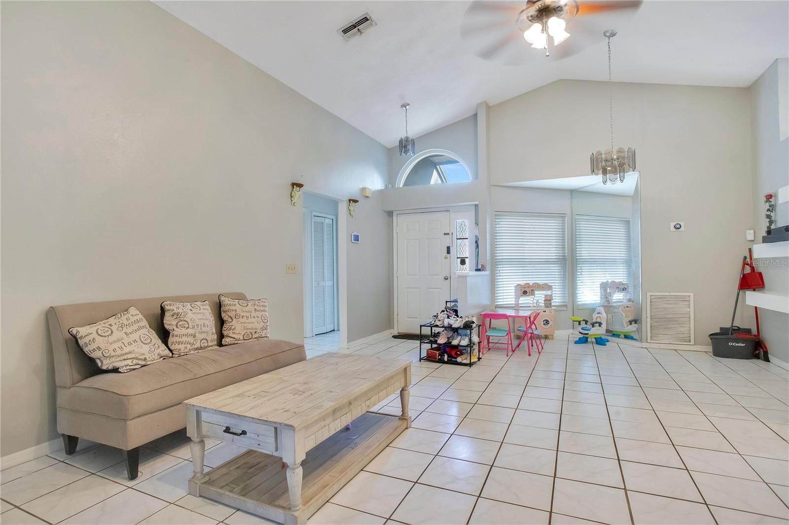 Listing photo id 3 for 4133 Barret Avenue