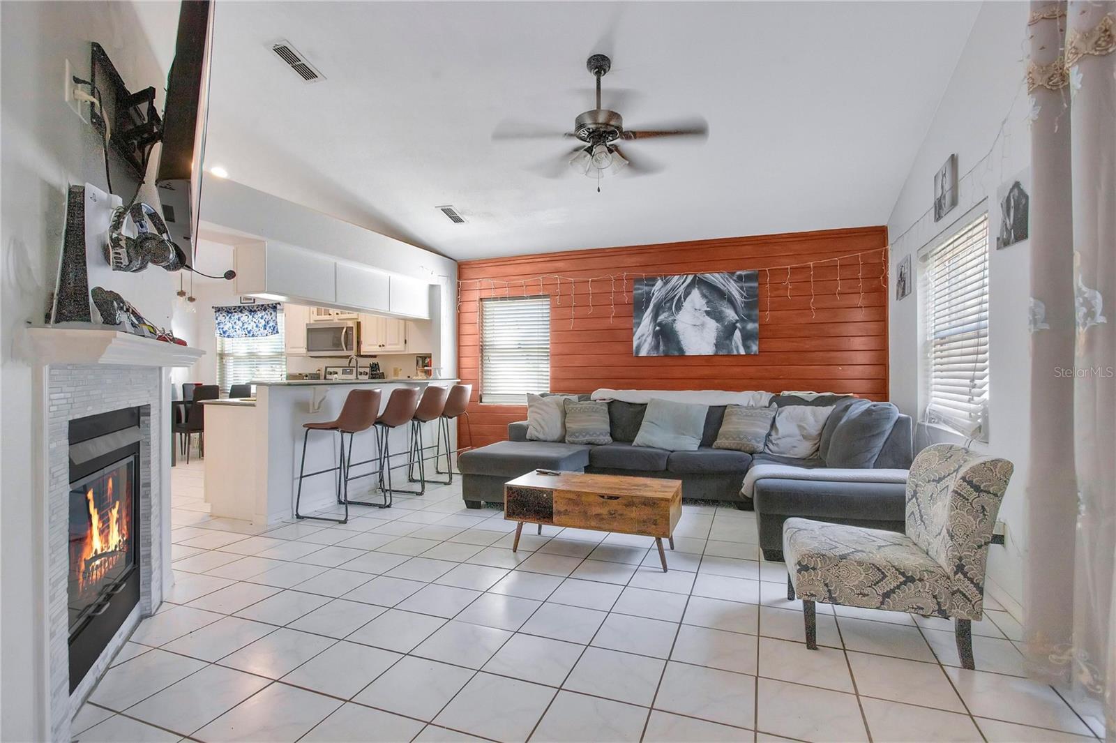 Listing photo id 4 for 4133 Barret Avenue