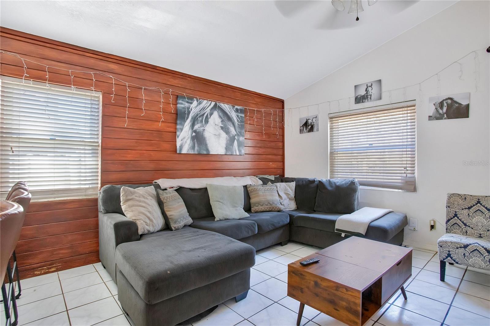 Listing photo id 5 for 4133 Barret Avenue