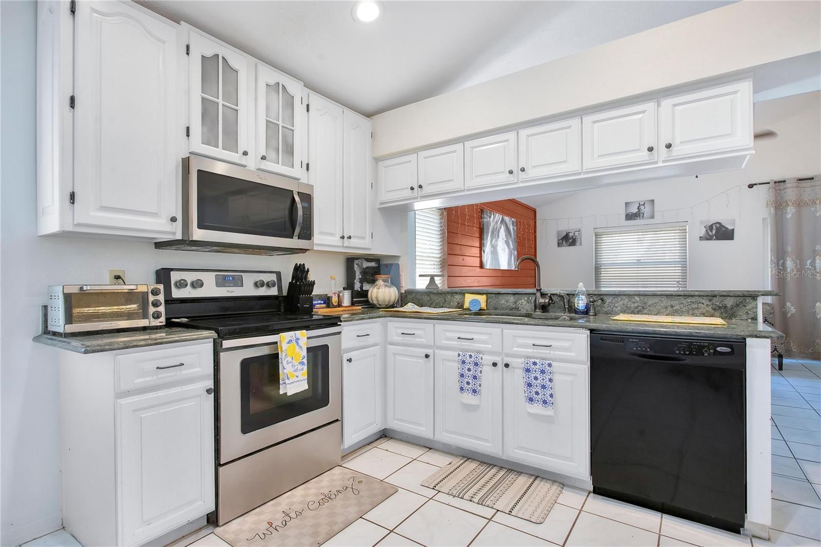 Listing photo id 7 for 4133 Barret Avenue