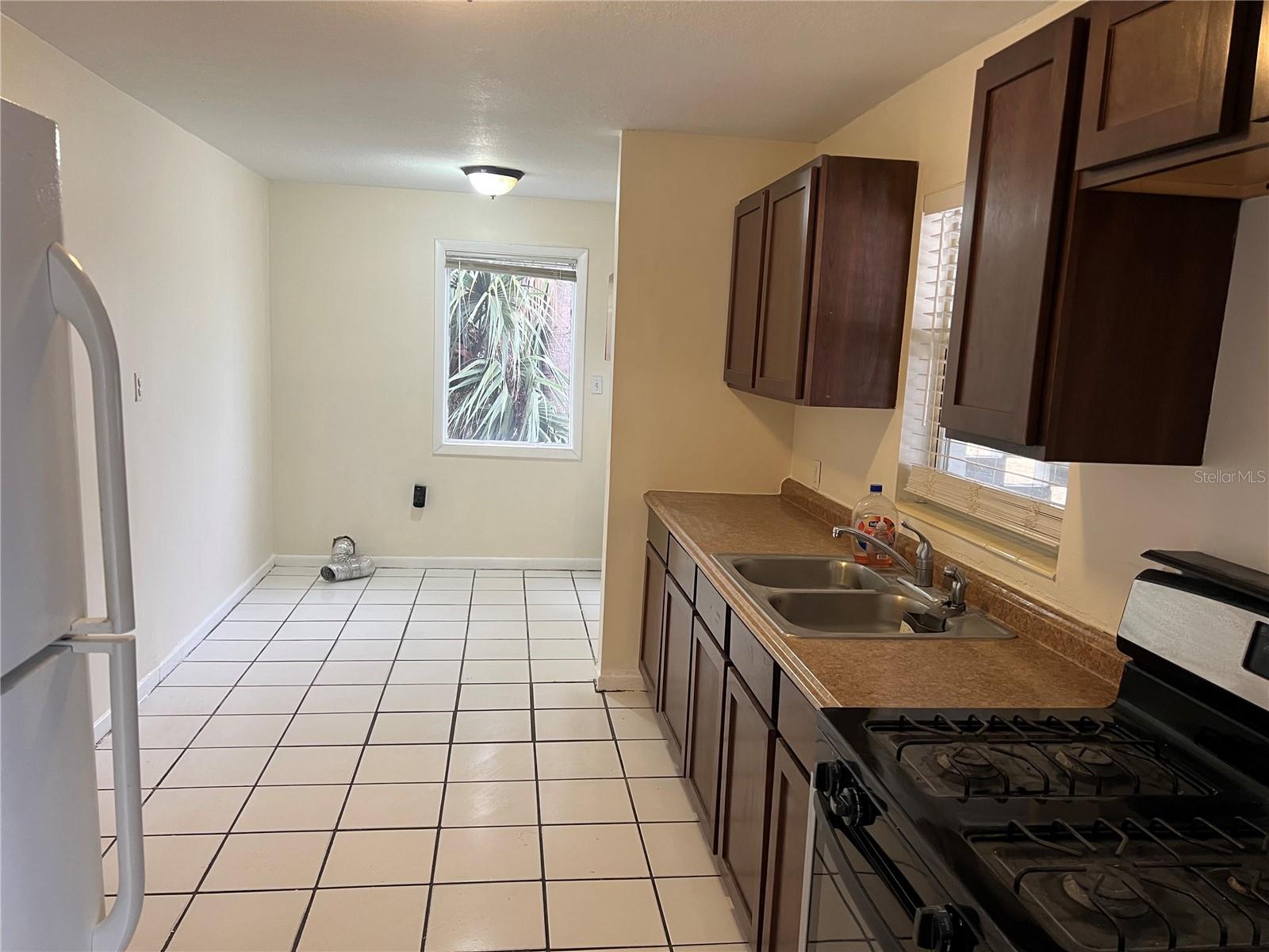 Image 4 of 9 For 1112 Dickens Avenue