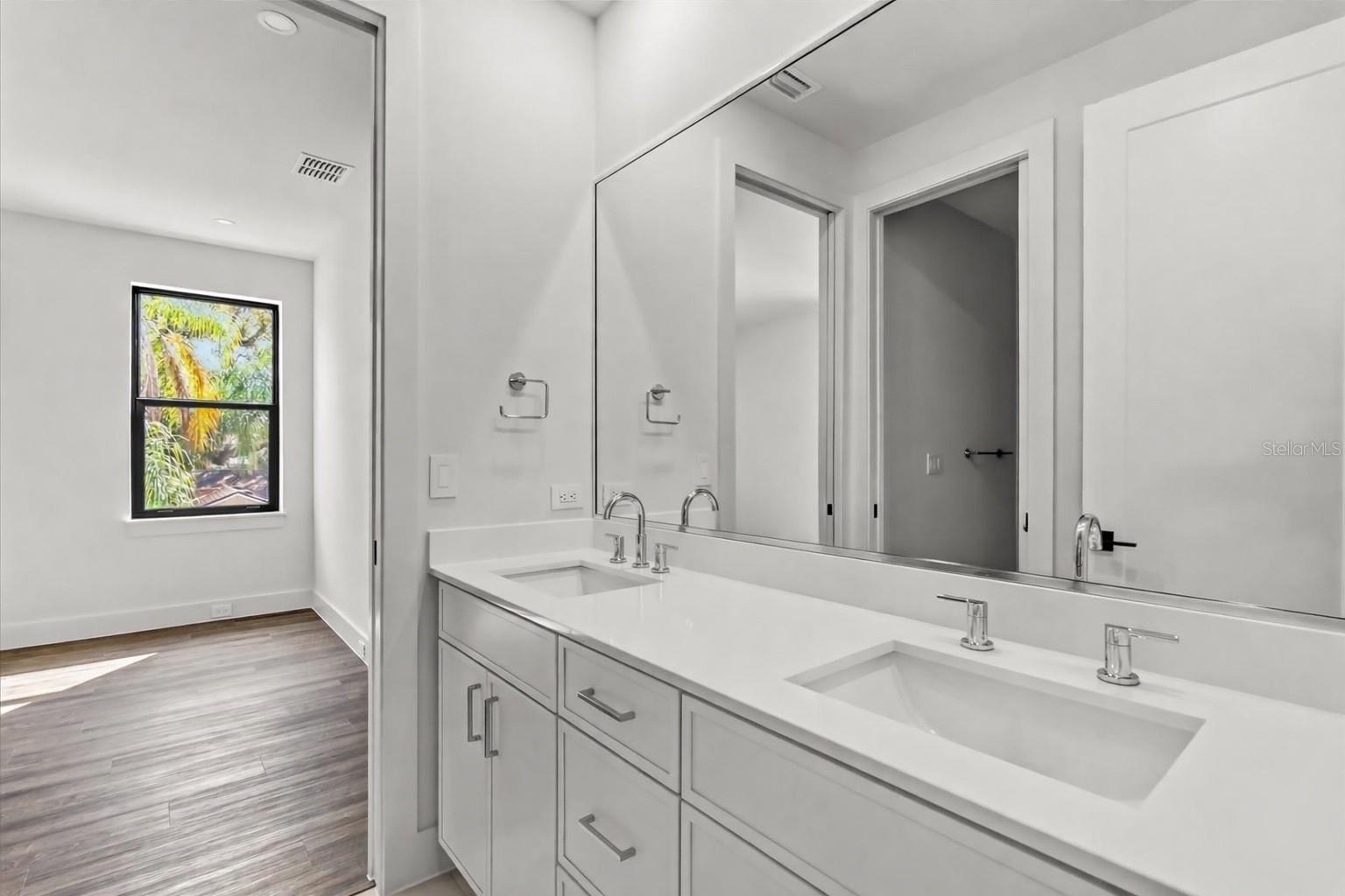 Image 33 of 40 For 1320 Cloverlawn Avenue