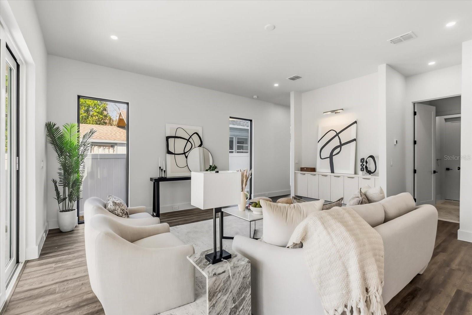 Image 4 of 40 For 1320 Cloverlawn Avenue