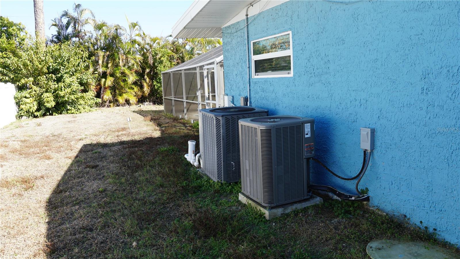 Image 2 of 18 For 3064 Pinetree Street