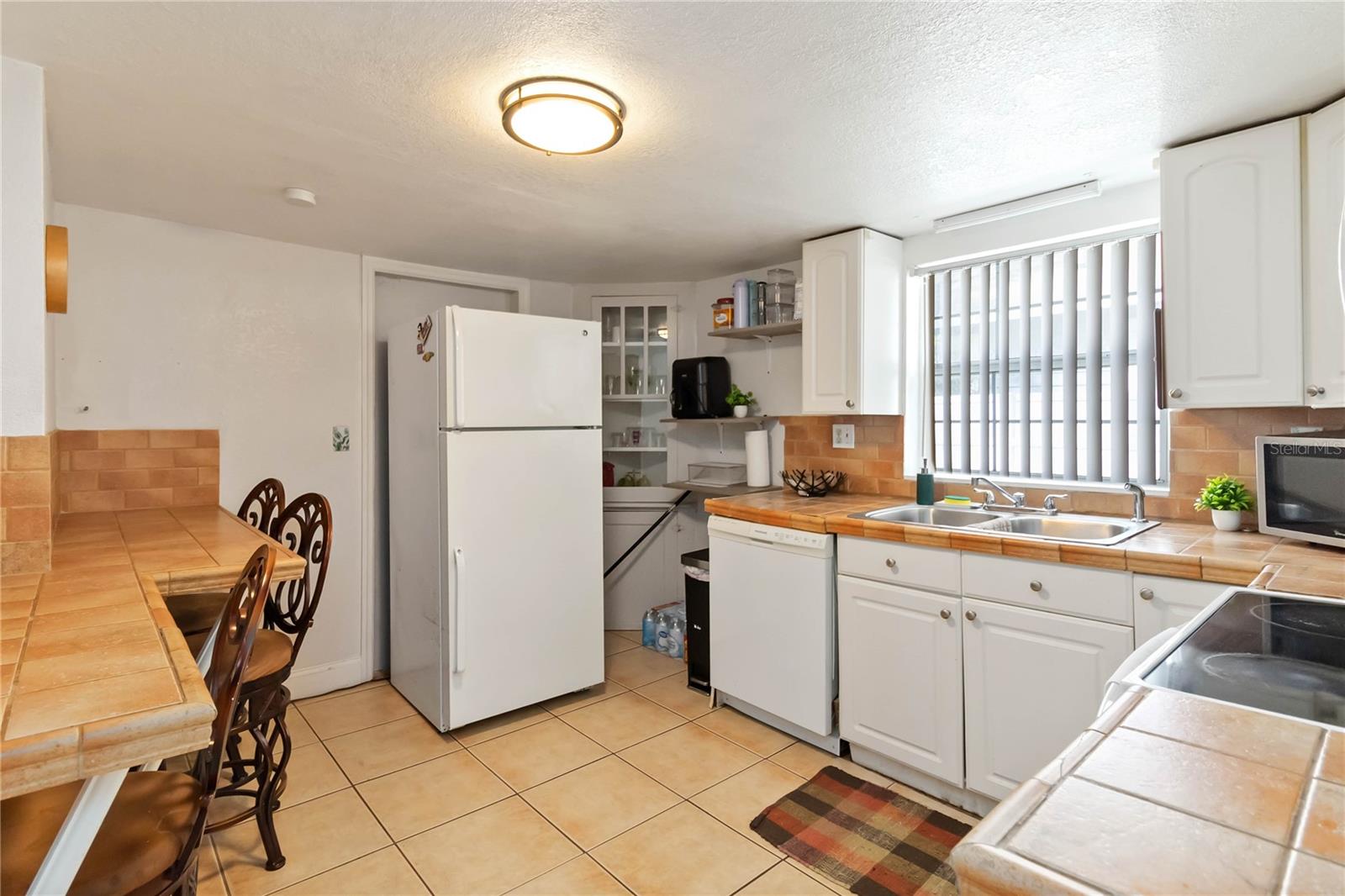 Image 5 of 29 For 710 Bay Street