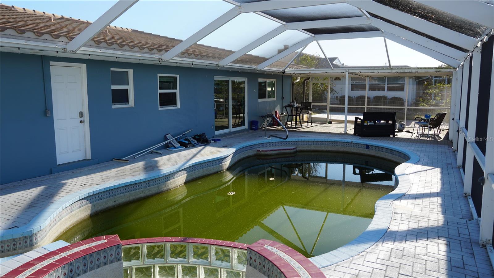 Image 4 of 23 For 286 Fields Terrace Se