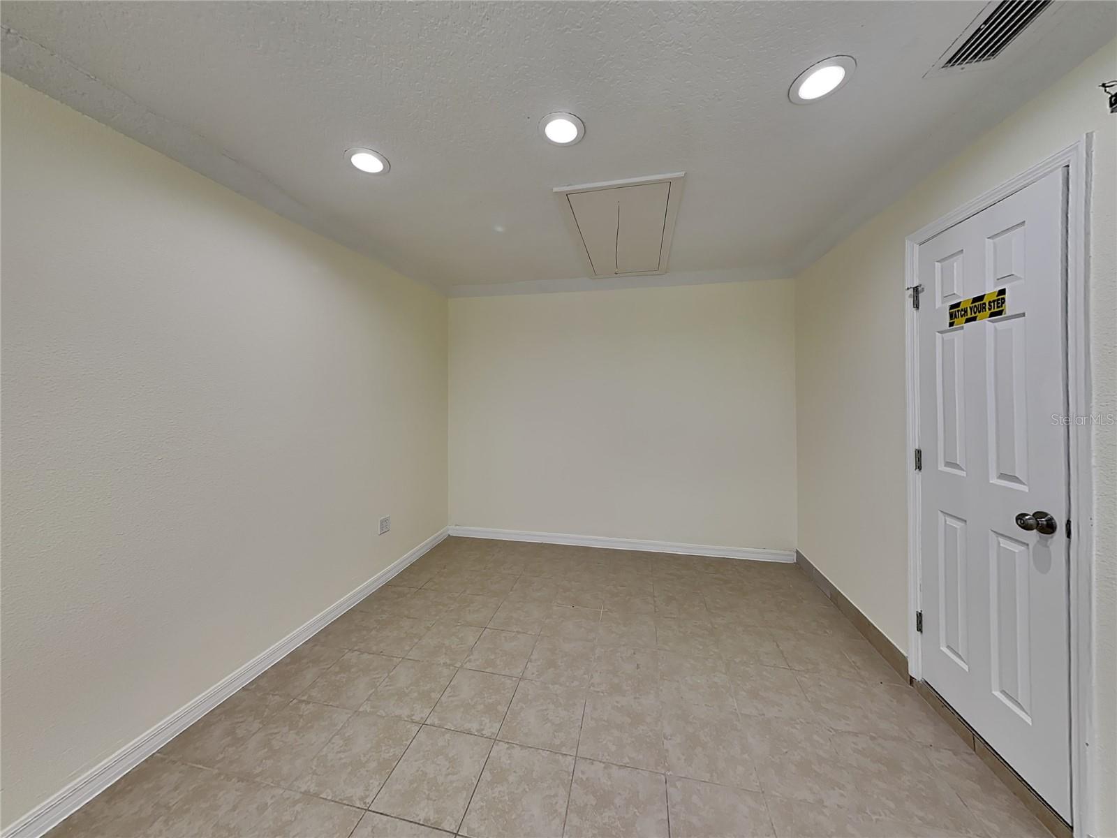 Image 10 of 20 For 465 Oak Drive