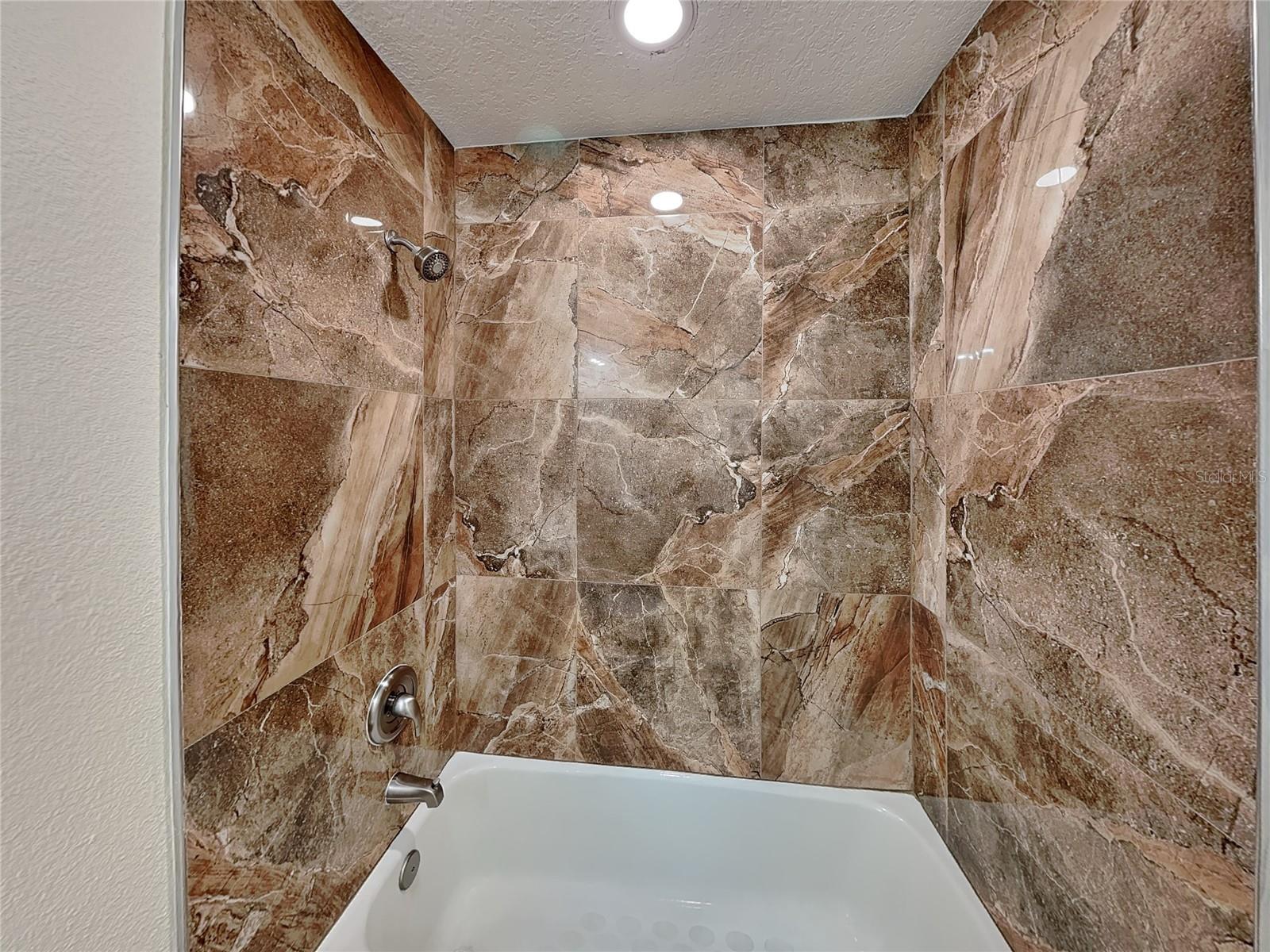 Image 18 of 20 For 465 Oak Drive