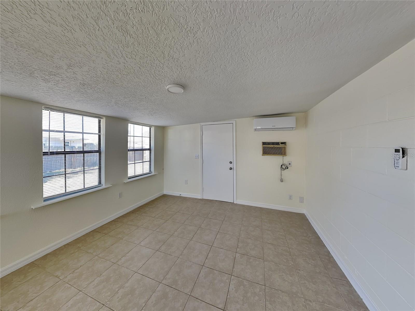 Image 19 of 20 For 465 Oak Drive