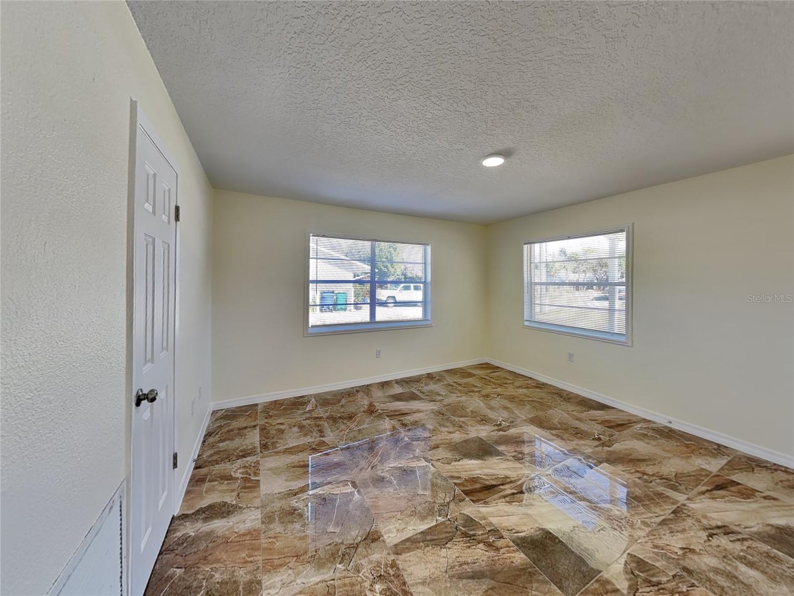 Image 2 of 20 For 465 Oak Drive