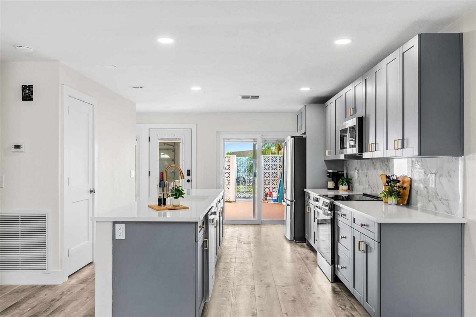 Listing photo id 11 for 651 Boca Ciega Point Boulevard S