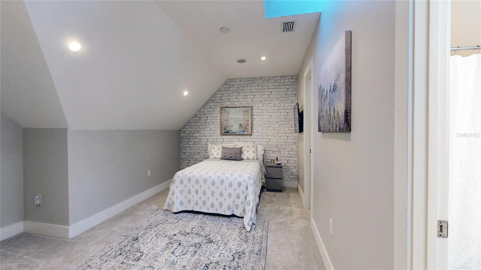 Image 22 of 98 For 1625 Down Lake Drive