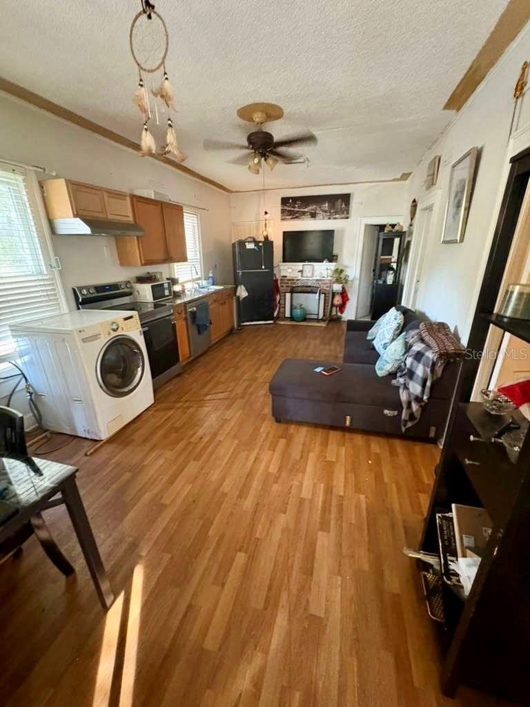 Image 8 of 11 For 1225 Carson Avenue