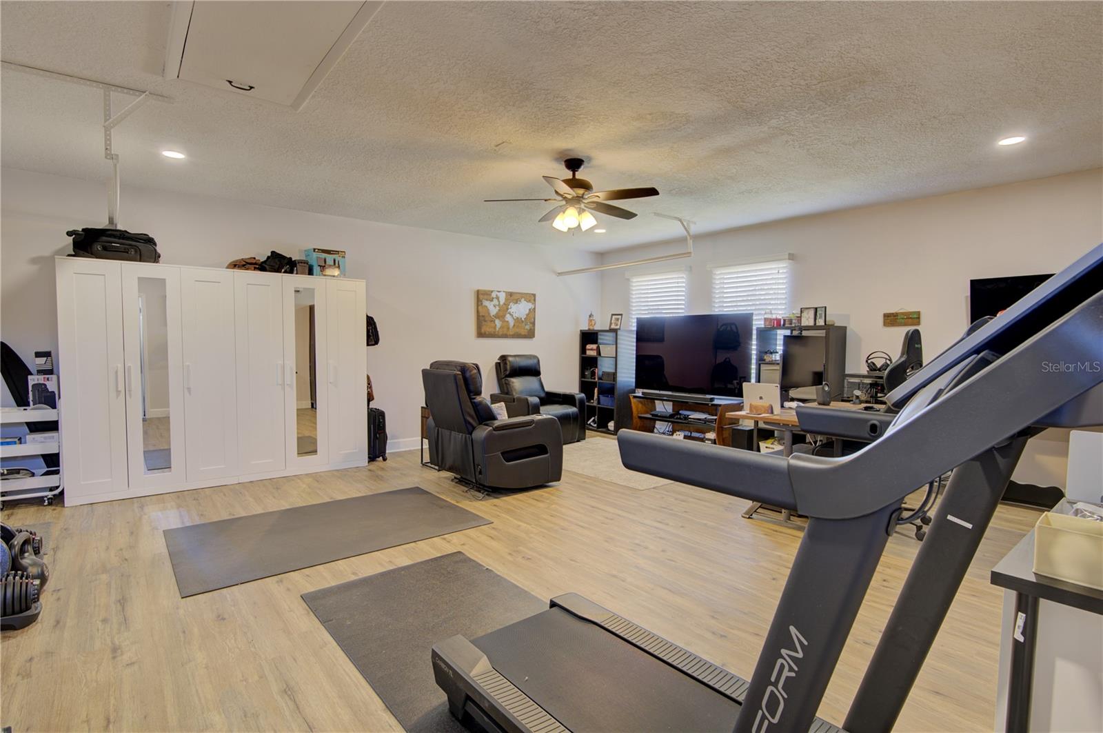 Image 17 of 41 For 413 Willowbrook Lane