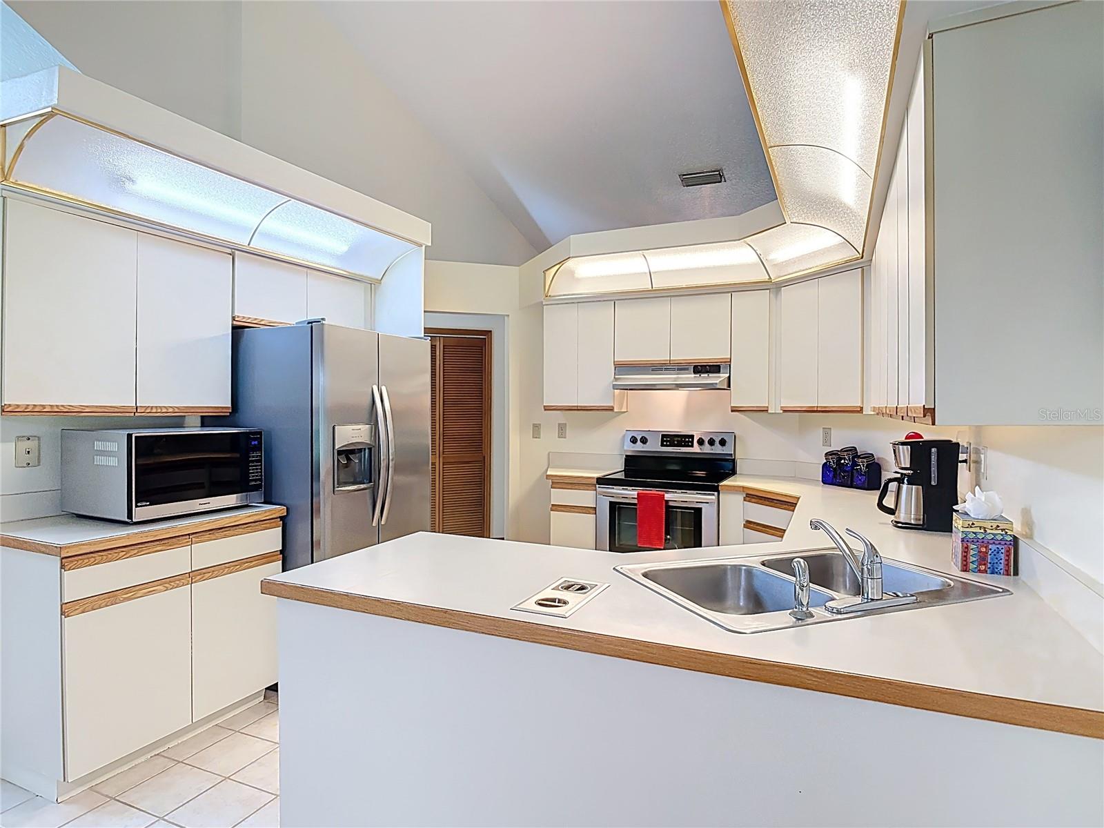 Image 16 of 51 For 1355 Cameron Avenue