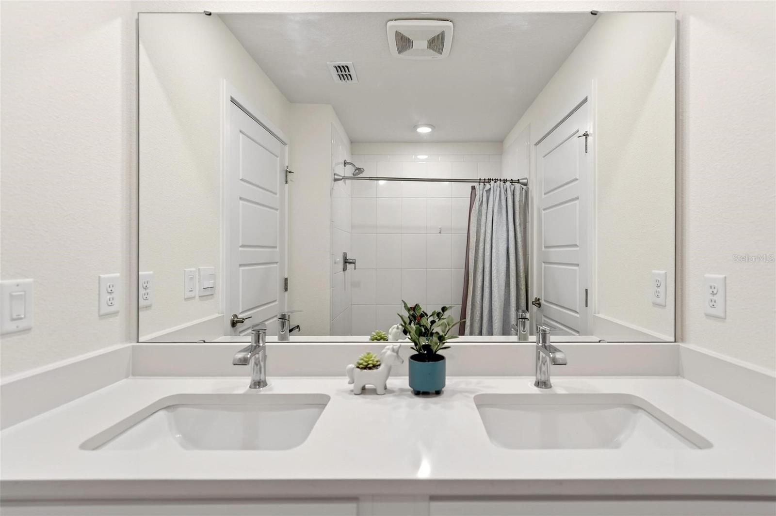 Image 29 of 46 For 553 John L Mica Way