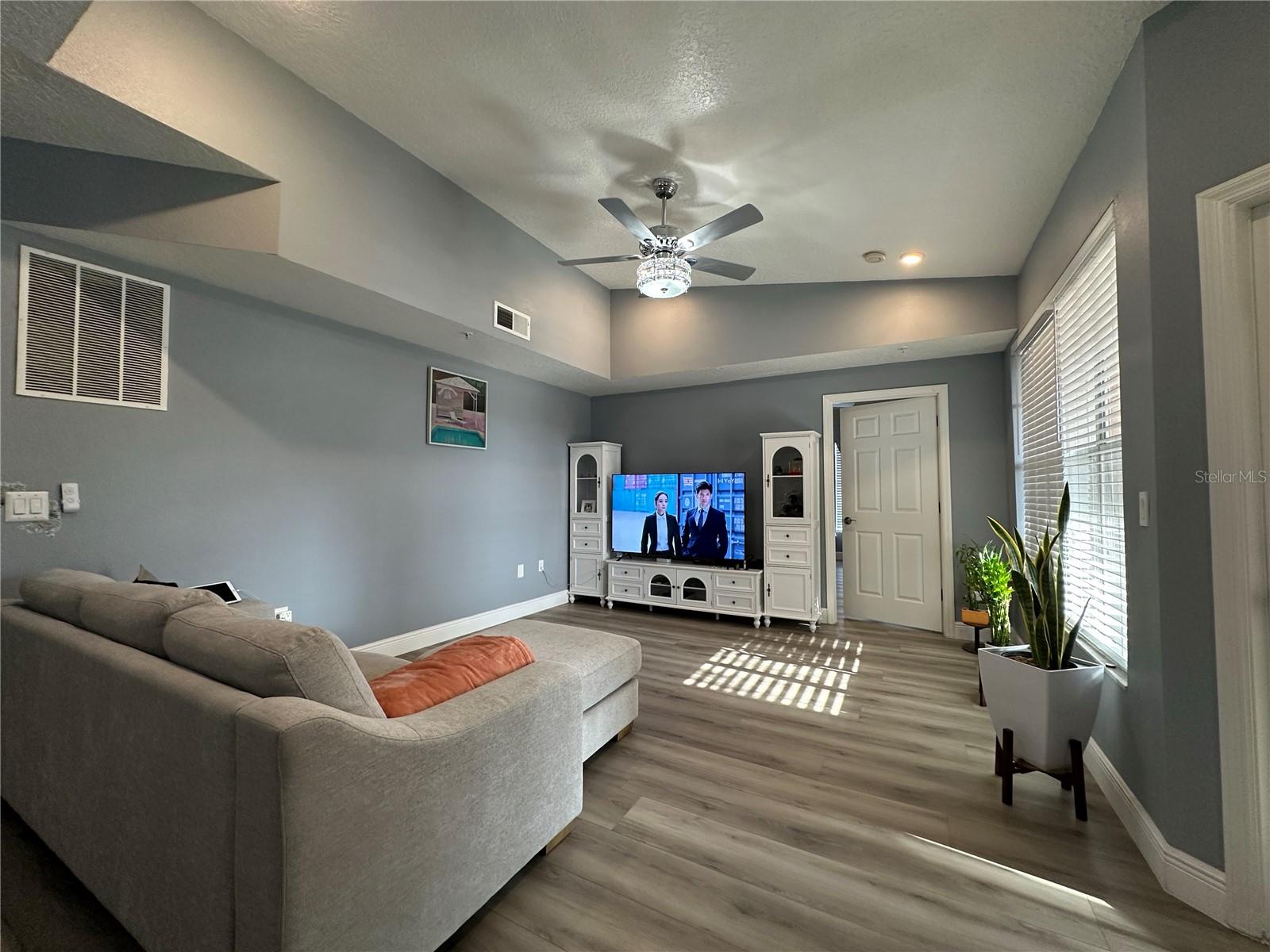 Image 3 of 21 For 5554 Metrowest Boulevard 4-312