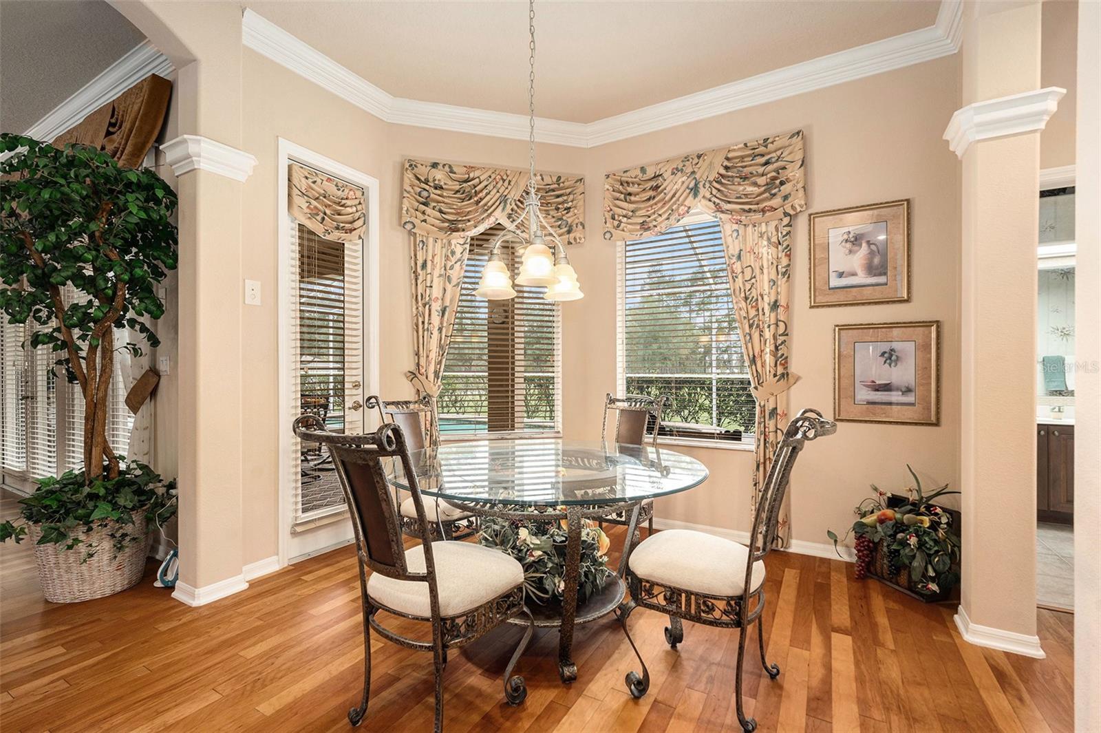 Listing photo id 8 for 5071 Delacroix Drive