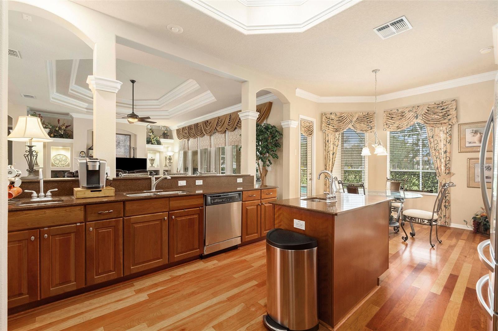 Listing photo id 14 for 5071 Delacroix Drive