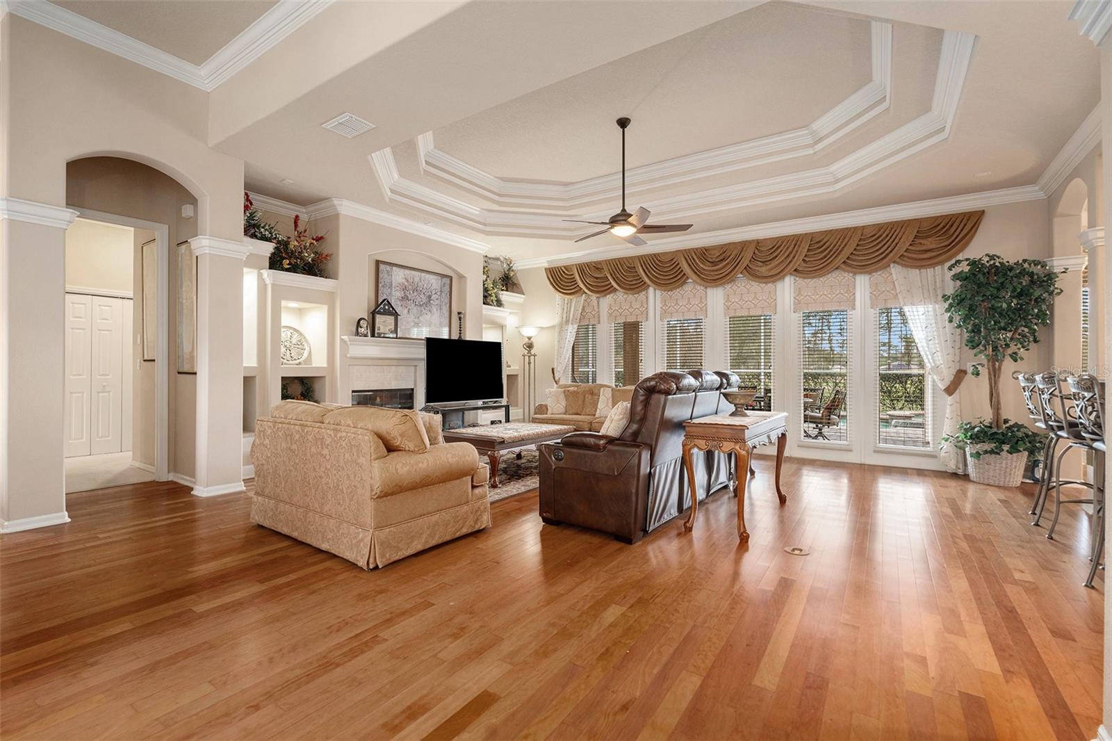 Listing photo id 3 for 5071 Delacroix Drive