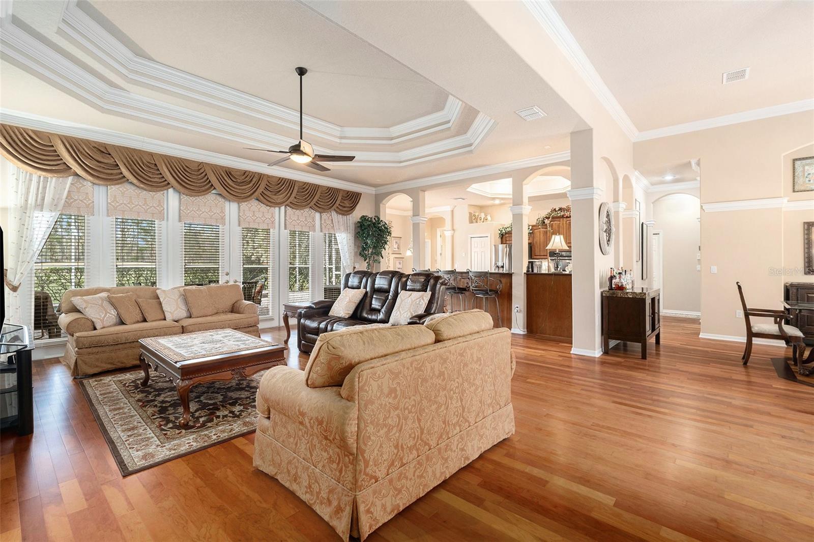 Listing photo id 4 for 5071 Delacroix Drive