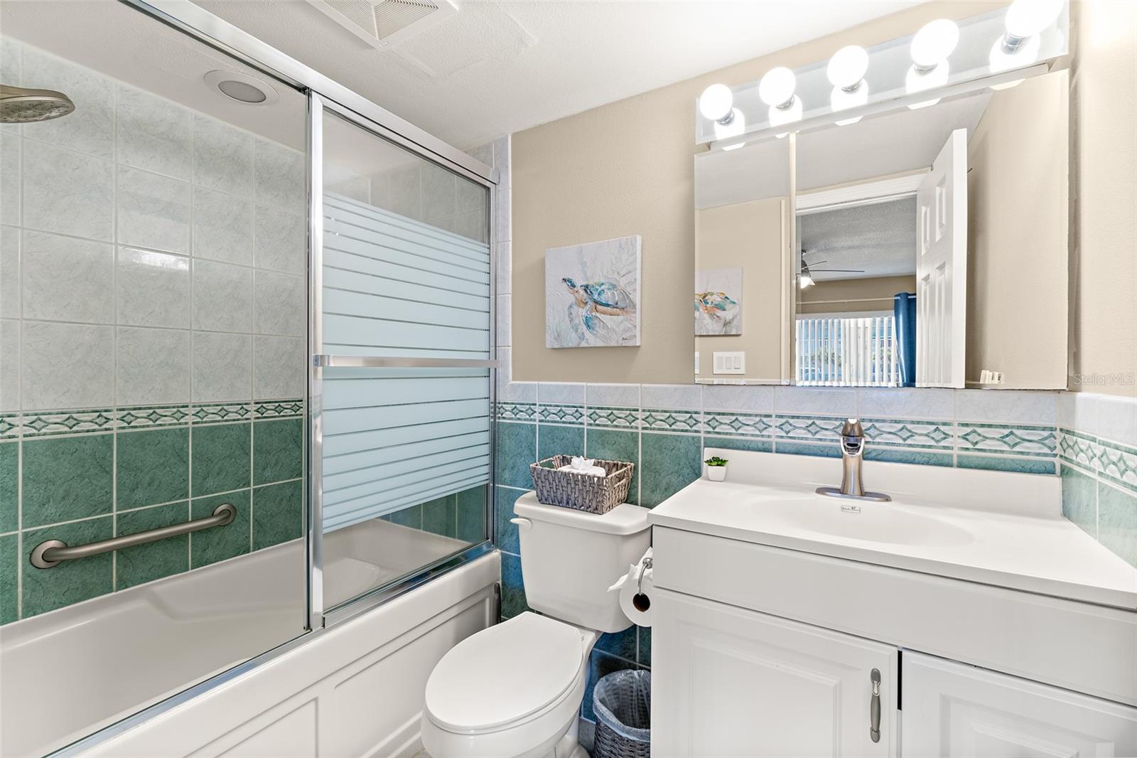 Image 16 of 28 For 425 Tyler Avenue 4b