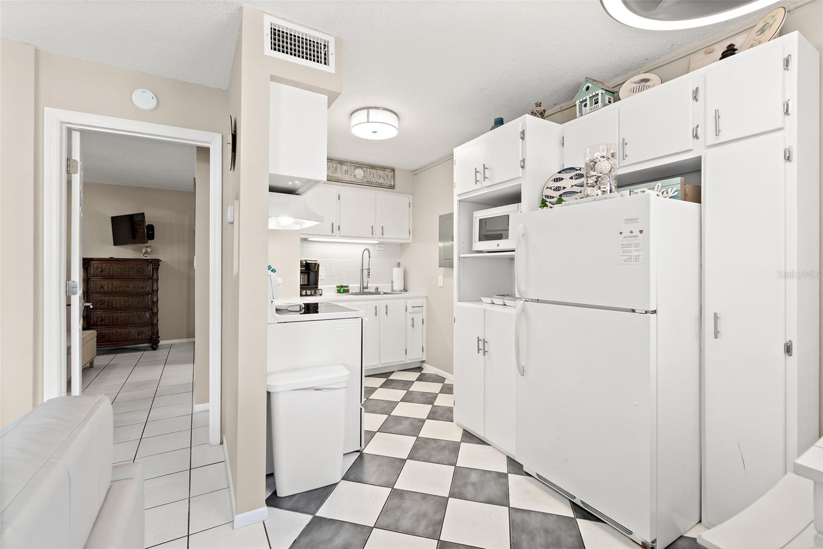 Image 17 of 28 For 425 Tyler Avenue 4b