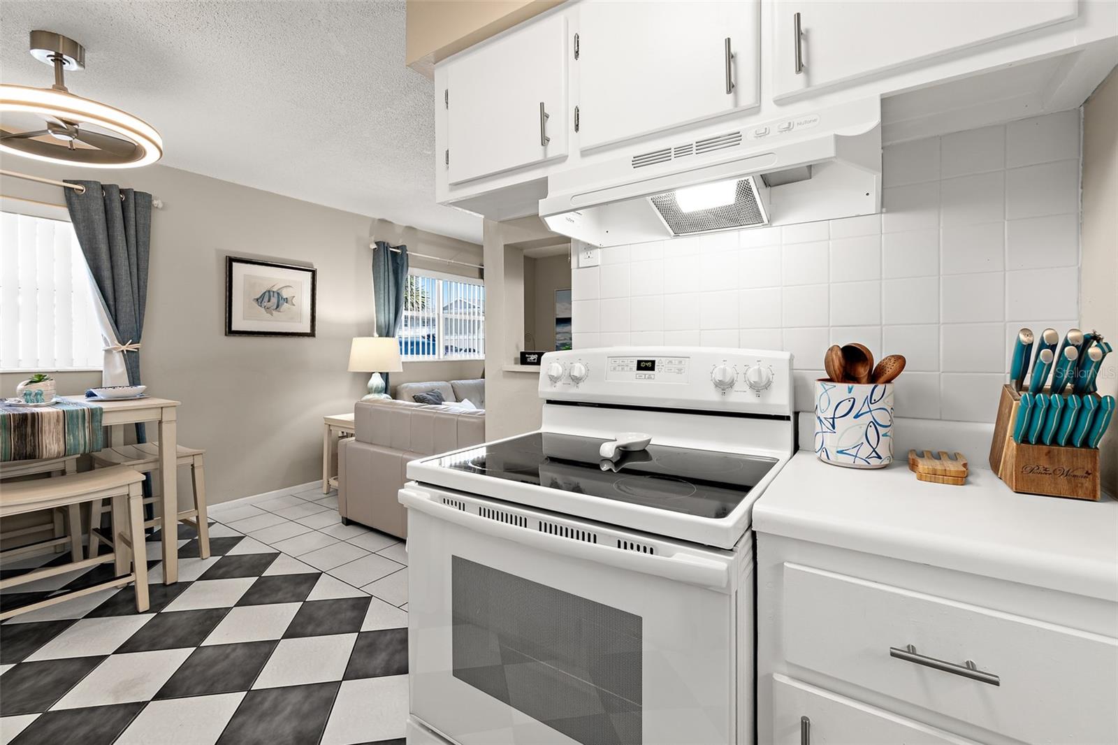 Image 18 of 28 For 425 Tyler Avenue 4b