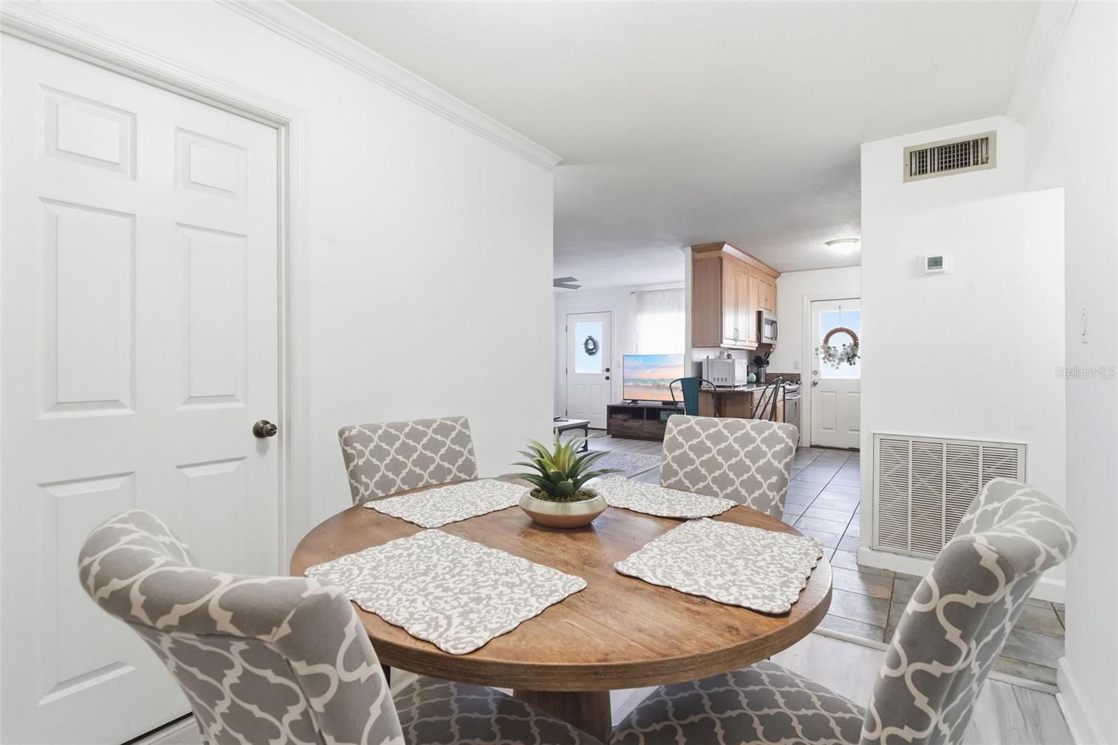 Image 30 of 47 For 320 Lakeview Street 123