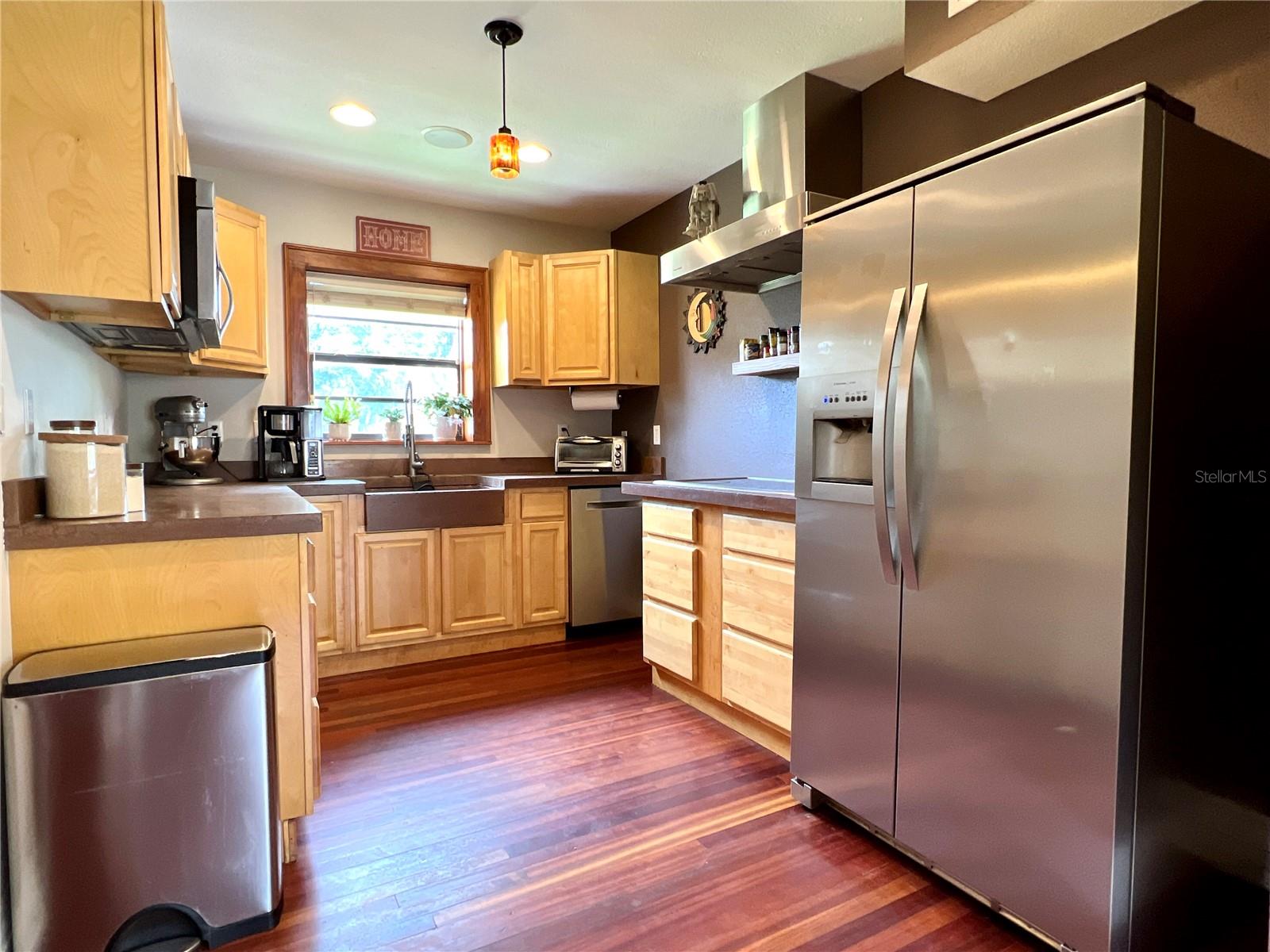 Listing photo id 8 for 717 Hampton Avenue