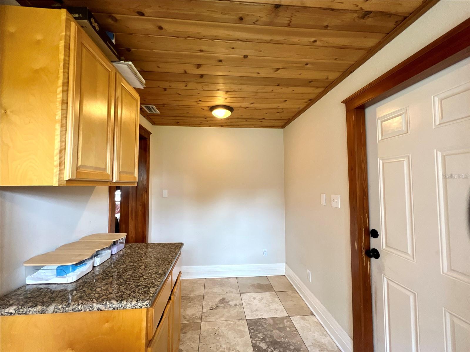 Listing photo id 10 for 717 Hampton Avenue