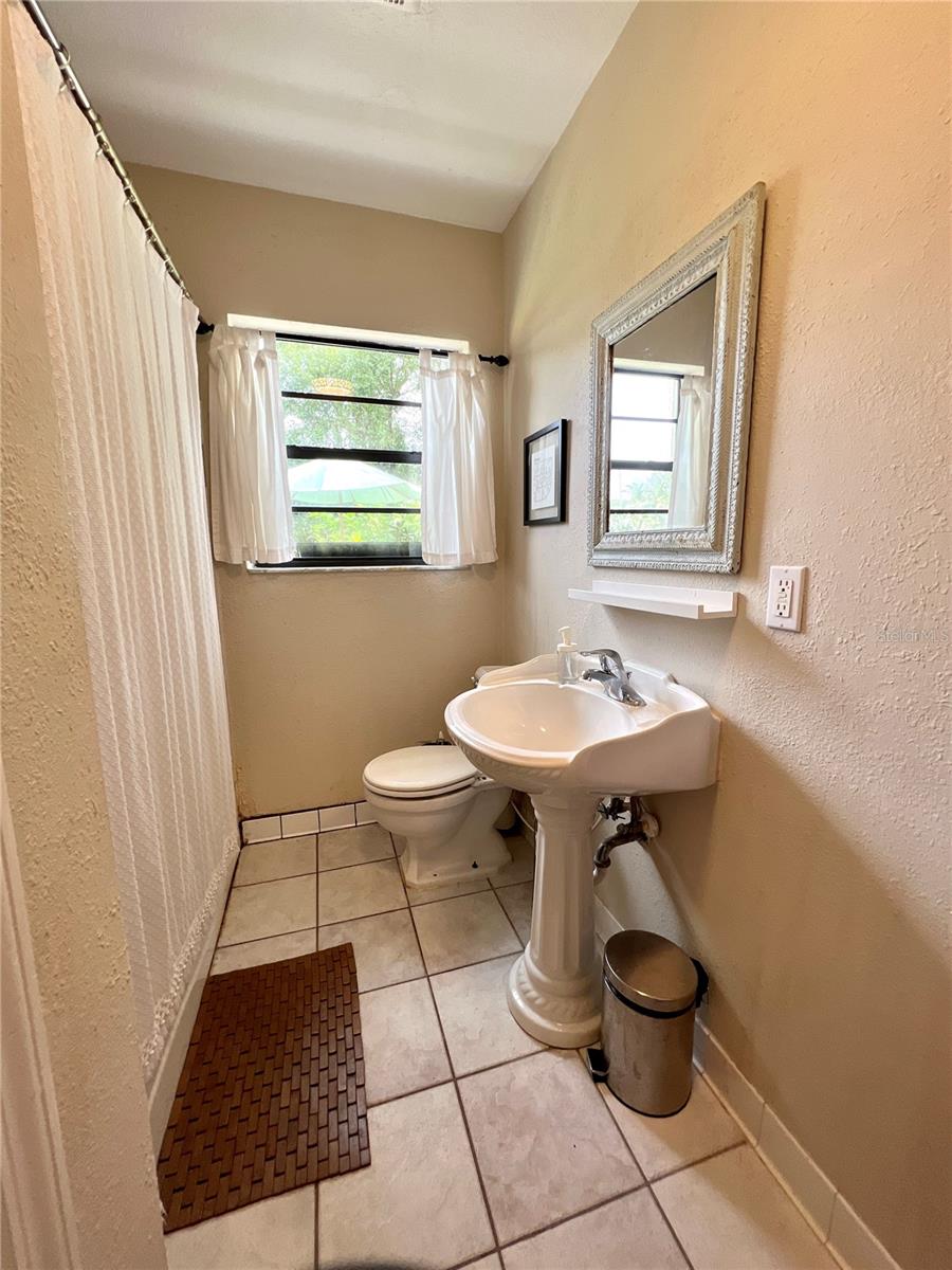 Listing photo id 11 for 717 Hampton Avenue