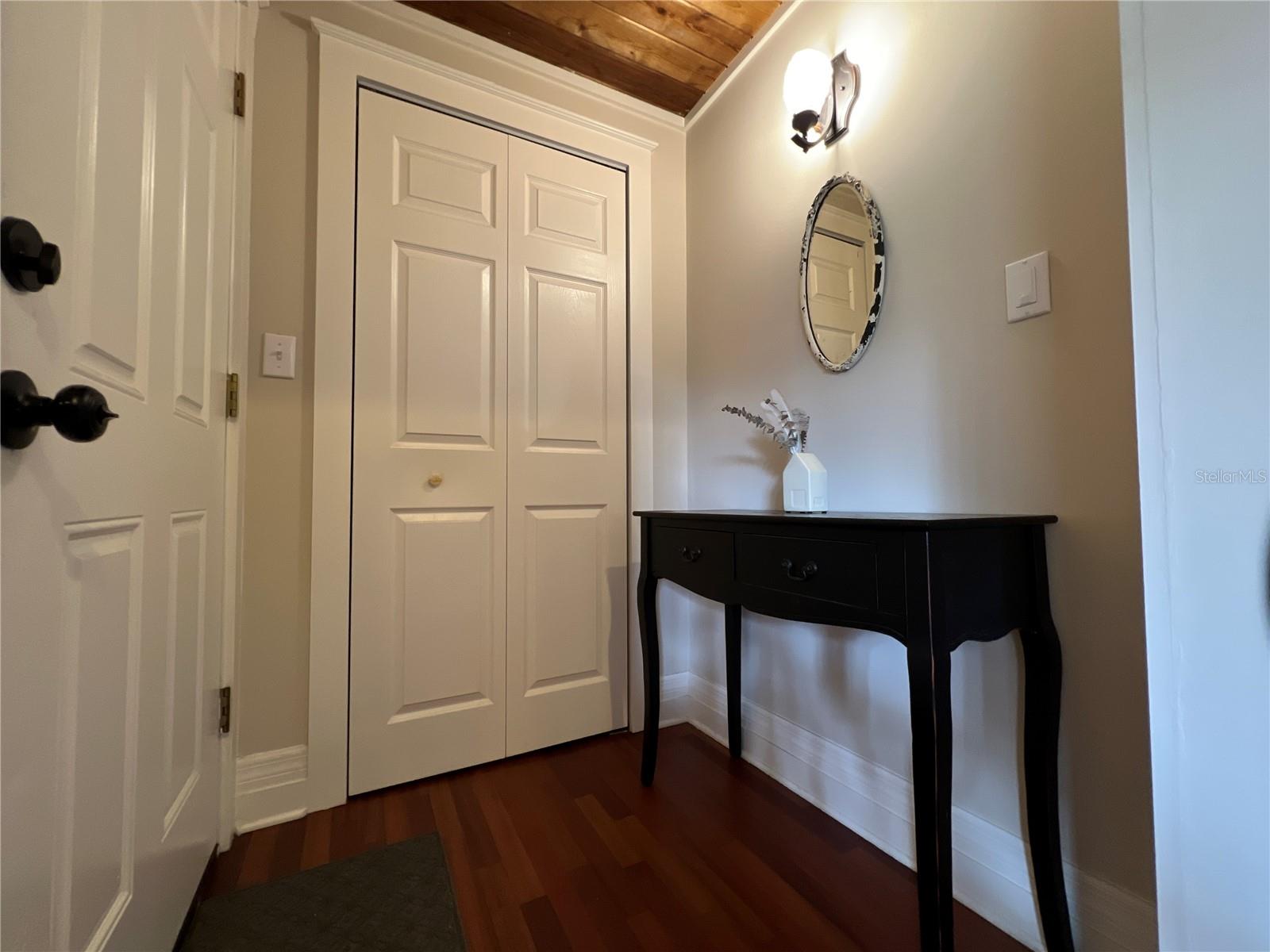 Listing photo id 1 for 717 Hampton Avenue