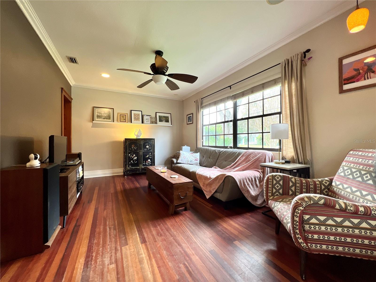 Listing photo id 2 for 717 Hampton Avenue