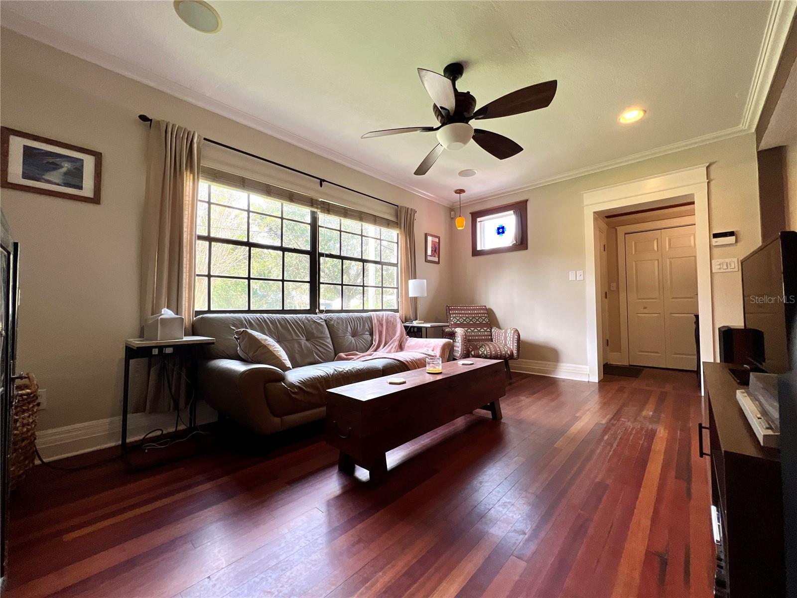 Listing photo id 4 for 717 Hampton Avenue