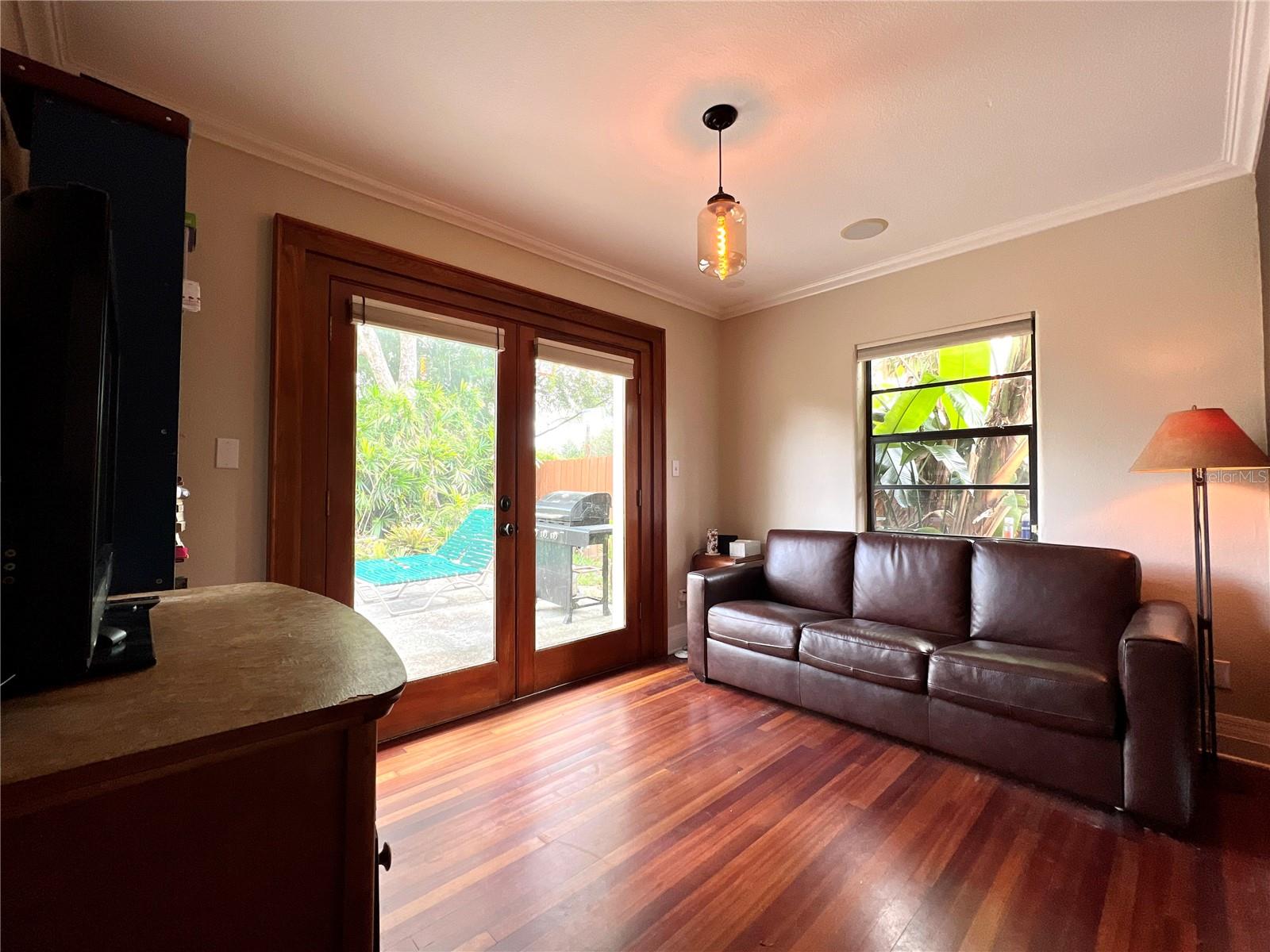 Listing photo id 5 for 717 Hampton Avenue