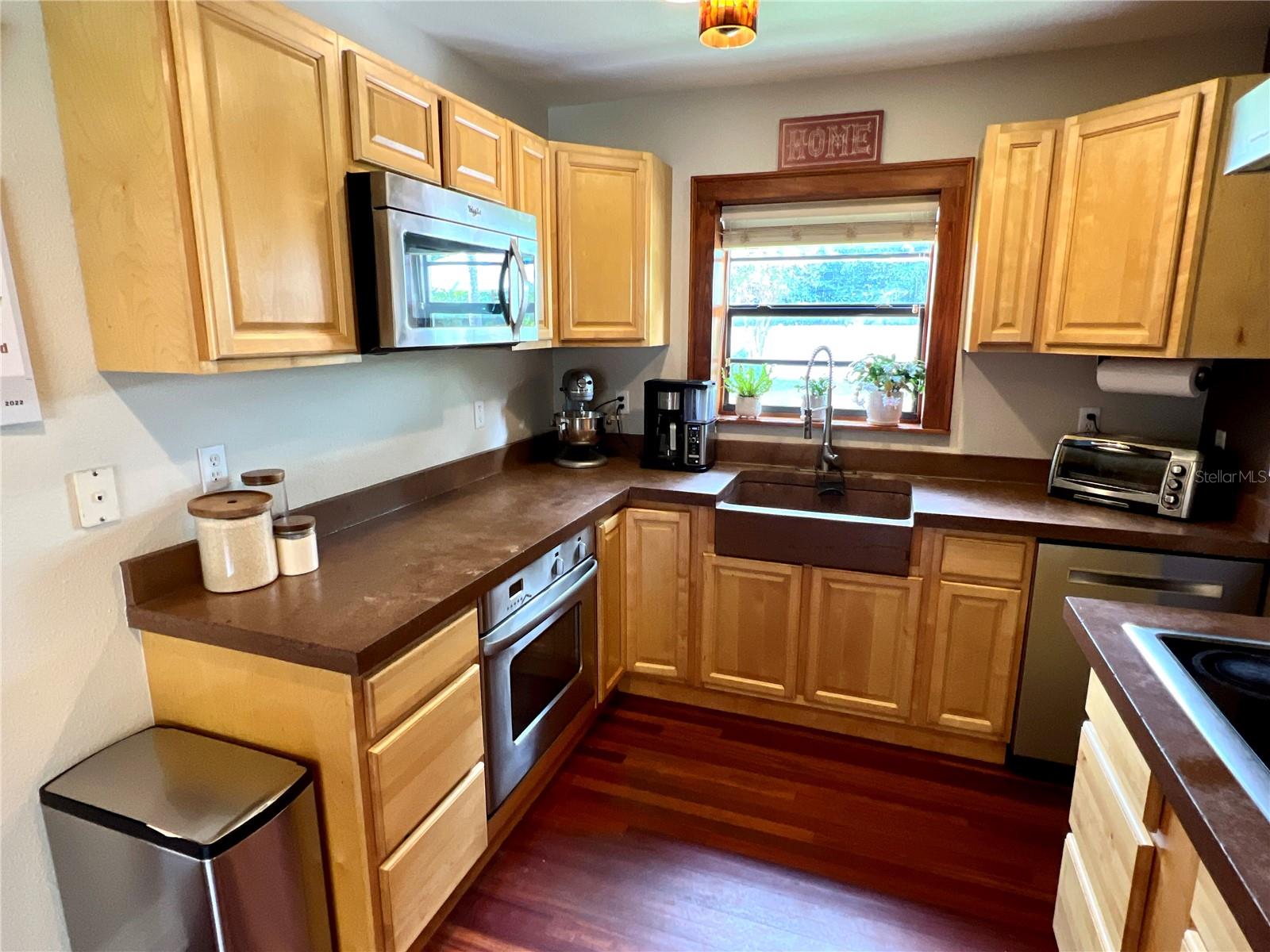 Listing photo id 7 for 717 Hampton Avenue