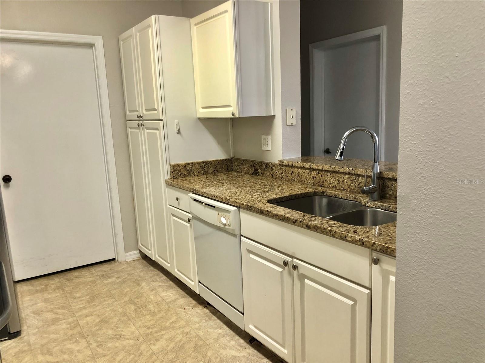 Image 8 of 32 For 5542 Metrowest Boulevard 104