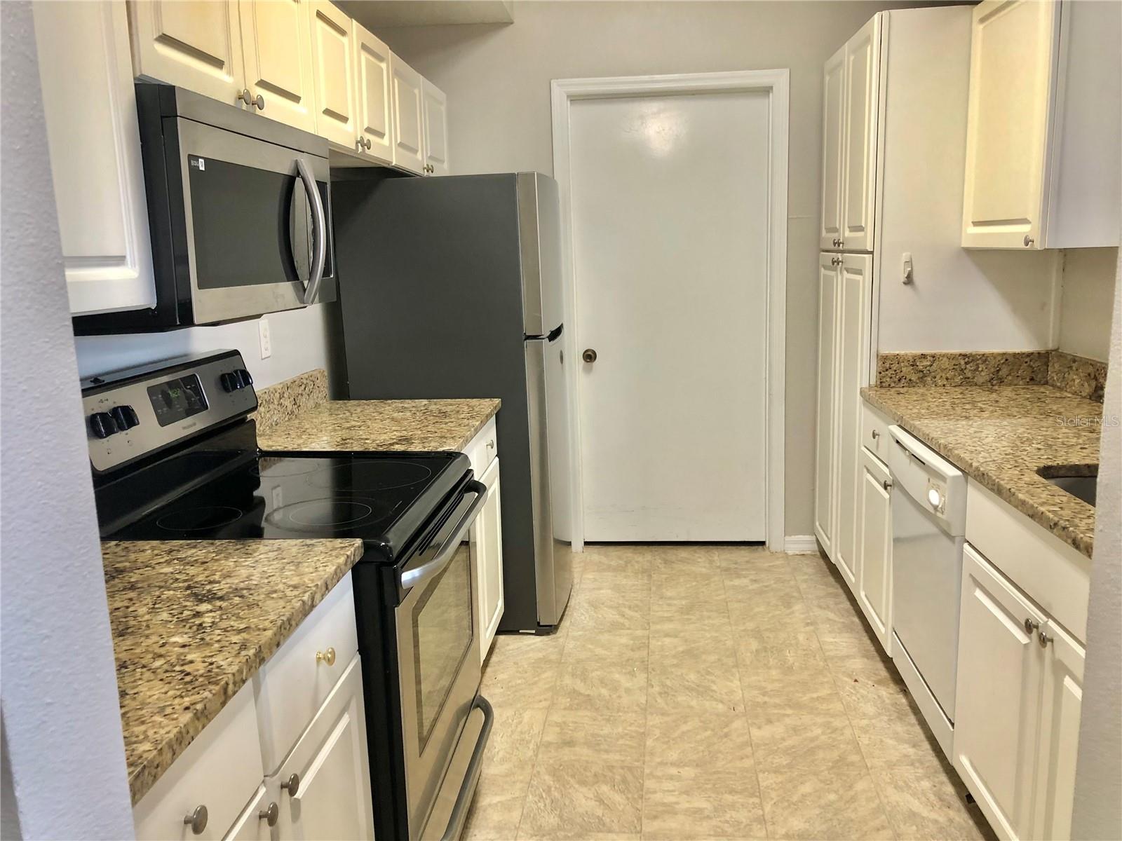 Image 9 of 32 For 5542 Metrowest Boulevard 104