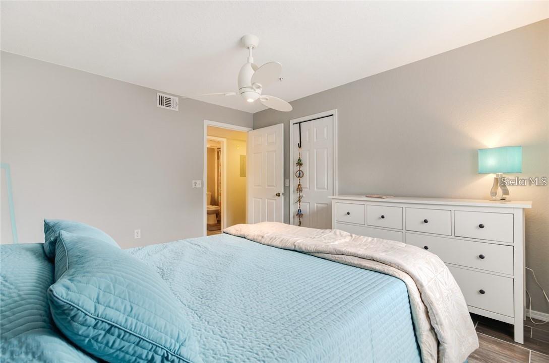 Image 10 of 21 For 13953 Fairway Island Drive 621