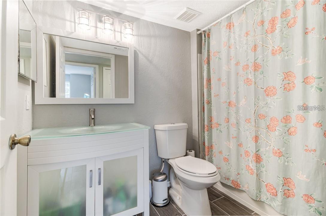 Image 11 of 21 For 13953 Fairway Island Drive 621