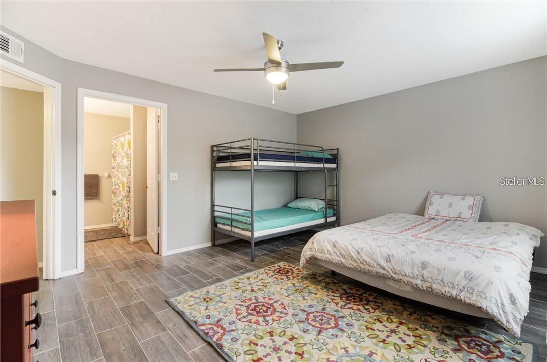 Image 13 of 21 For 13953 Fairway Island Drive 621