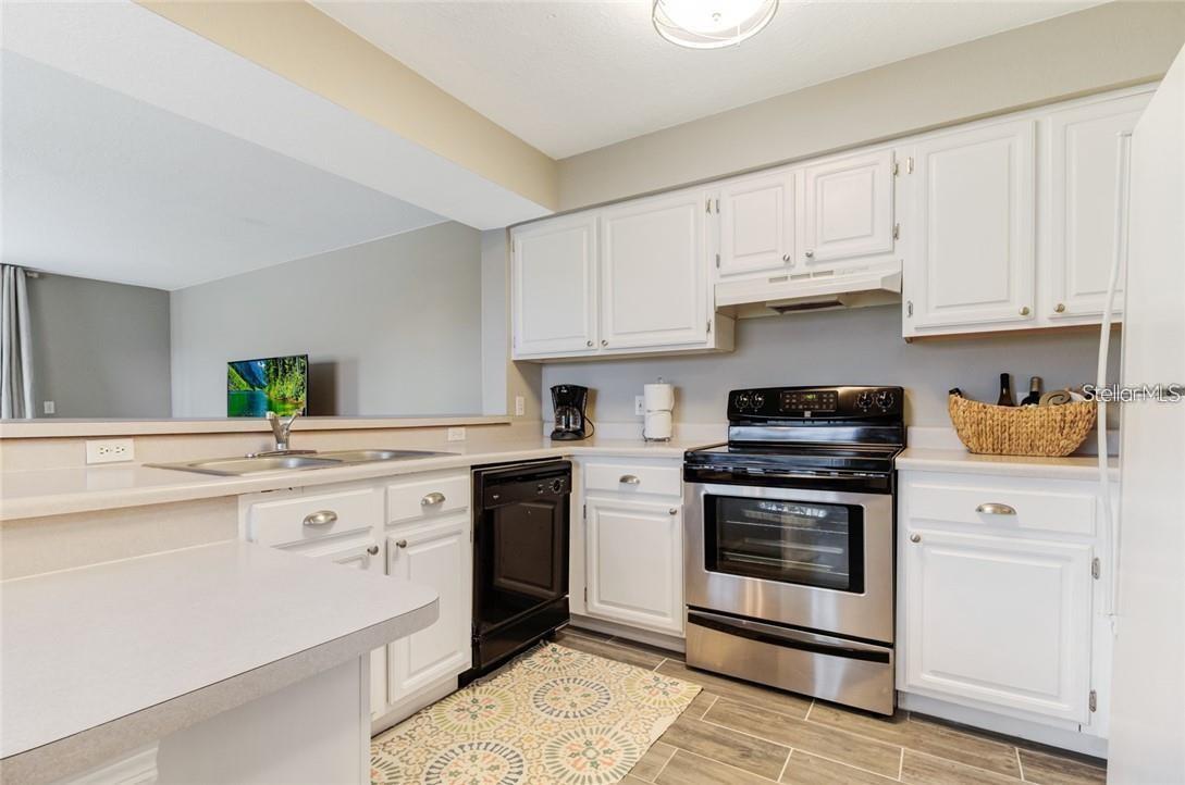 Image 2 of 21 For 13953 Fairway Island Drive 621